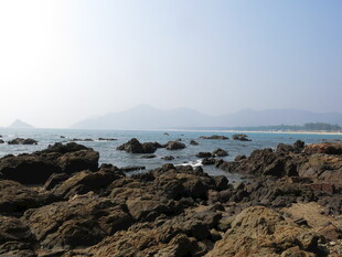 海边嶙峋礁石与辽阔海景
