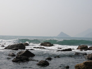 海边礁石与翻涌海浪