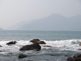 海边礁石与翻涌海浪