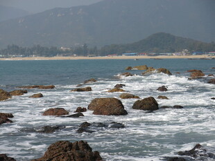 海边礁石与翻涌海浪