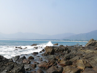 海边礁石与翻涌的浪花