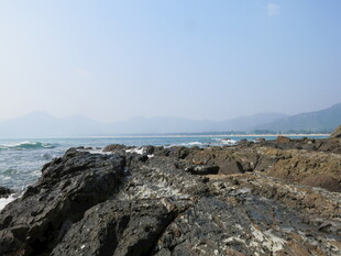 海边嶙峋岩石与辽阔海景
