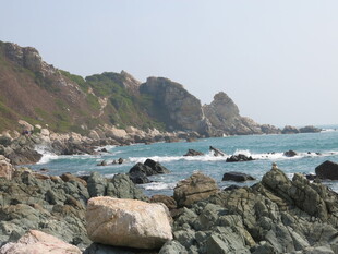 海岸边的嶙峋礁石与碧海