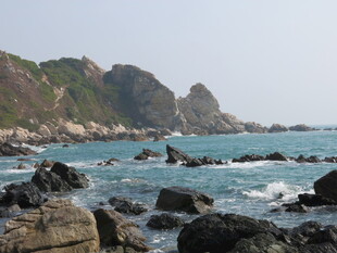 海岸边的礁石与辽阔大海