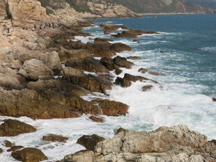 海岸边礁石与拍岸浪花