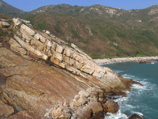 海岸边嶙峋礁石景观