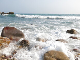 海浪拍打岸边礁石