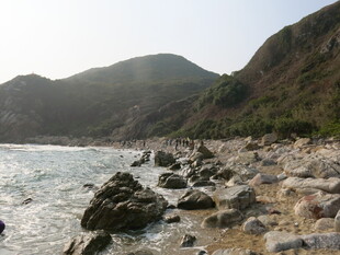 海岸边嶙峋岩石与远山