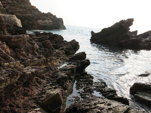 海边嶙峋礁石风景