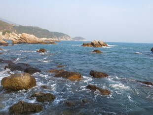 海边礁石与涌动的蓝色海水