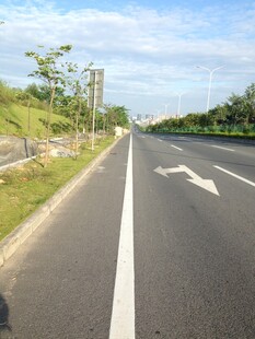 宽阔公路 前方道路指引