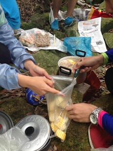 户外露营中的食物准备场景