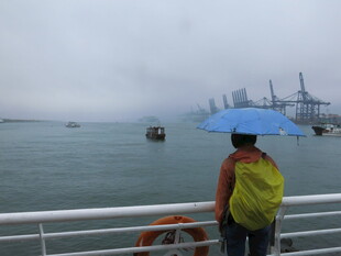 乘船观海的背包旅人