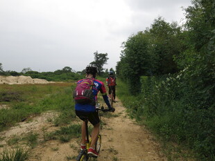 户外骑行者穿行乡间小道