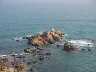 海边嶙峋礁石 海浪轻拍