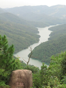 山间蜿蜒河流壮丽景致