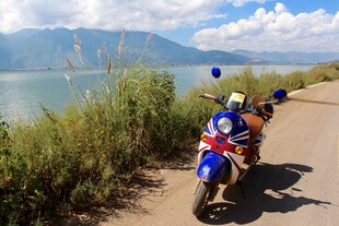 骑行者沿湖公路惬意驰骋