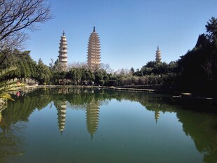 湖畔古塔倒影秀丽风光