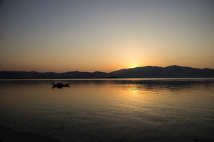 湖畔日落美景