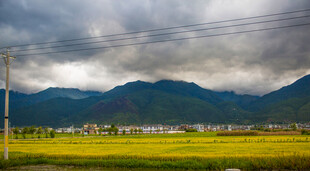 田园风光中的远山与田野