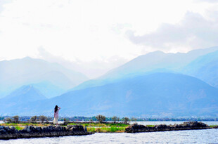 海边灯塔与远山美景