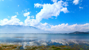 蓝天碧水间的宁静湖景