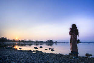 海边女子赏日落美景