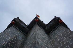 仰望古老建筑的屋顶