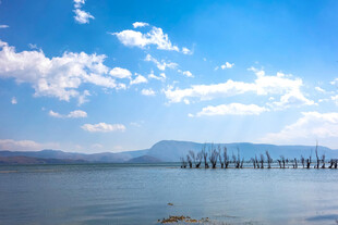 湖畔蓝天美景 