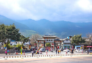 大理古城前热闹景象