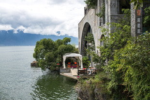 湖畔临水建筑美景