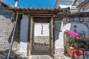 古旧门庭前的绚烂花卉