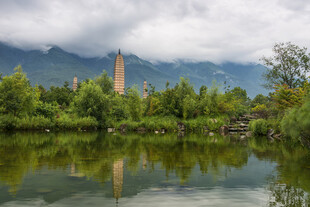 湖畔古塔映青山绿水