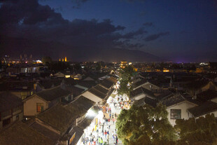 夜幕下的古朴村落夜景