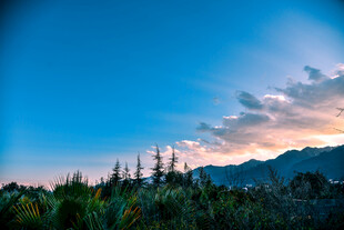 山间暮色美景