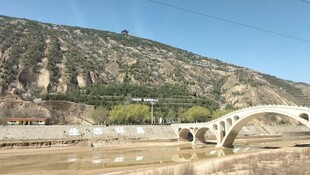 山间石桥横跨开阔水域