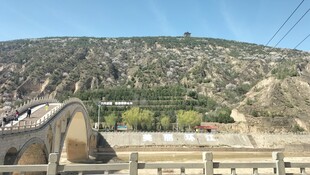 山间桥梁与远处青山风景