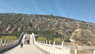 山间长桥行人漫步