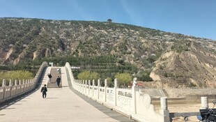 山间长桥行人漫步