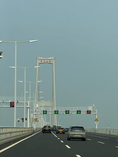 高速公路上的行驶车辆