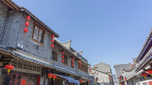 古街风貌 红灯点缀韵味浓