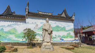 中式古建筑前的雕像景观