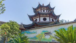中式古建筑旁的彩绘墙