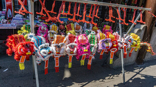 街头多彩玩偶整齐排列