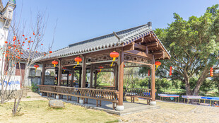 中式古亭 灯笼点缀添韵味