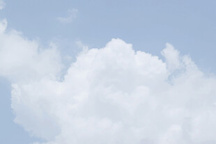 蓝天中的蓬松白云