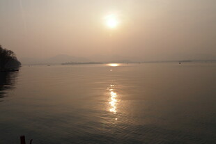 夕阳下的平静湖面