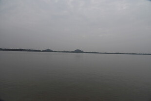 雾霭中的广阔水域