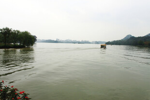 宁静江面与远处小船风景