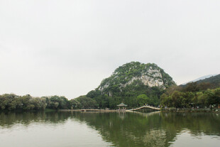 湖畔青山倒影秀丽风光
